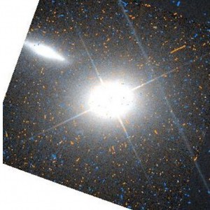 ბლაზარ Mrk 421-ის ოპტიკური გამონასახი (ცენტრში), რომელიც მიღებულია ჰაბლის სახელობის კოსმოსური ტელესკოპის მეშვეობით.